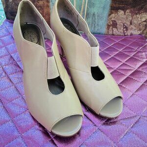 Life Stride Simply comfort-Beige Peep-Toe Heels-size 9M, Heels 3 inches! NWOT!